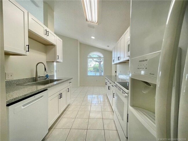 Building Photo - 4690 SW Babylon St