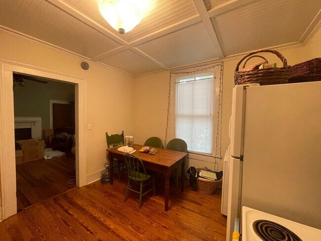 Building Photo - Charming 2BR Duplex in Boulevard – Walk to...
