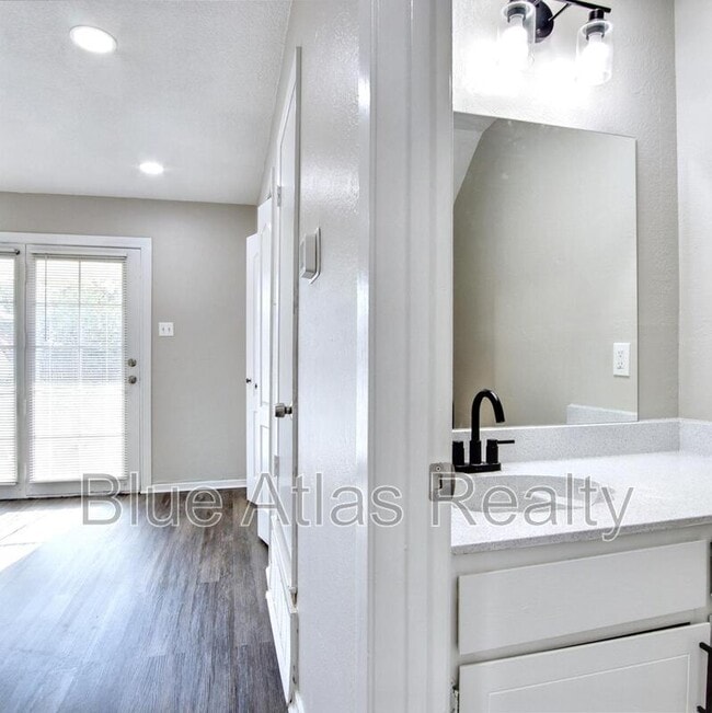 Building Photo - 2300 Indigo Ln