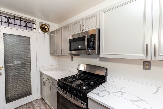 Building Photo - Large SW DC Townhome with Parking