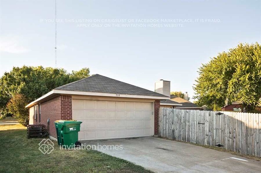 Building Photo - 733 Kristi Ln