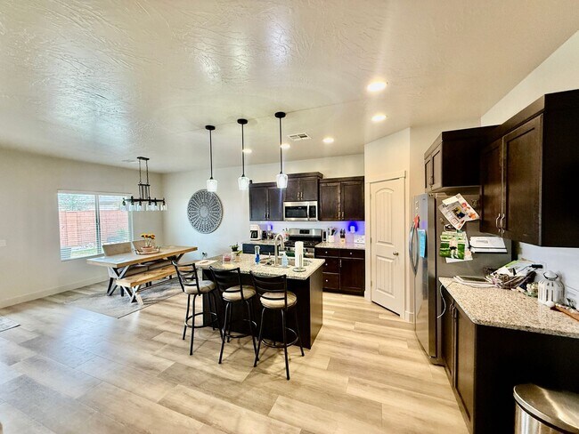 Building Photo - Lovely Pet Friendly 3-BR + Office in Sage Canyon