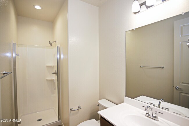 Building Photo - 1005 W Finch Dr