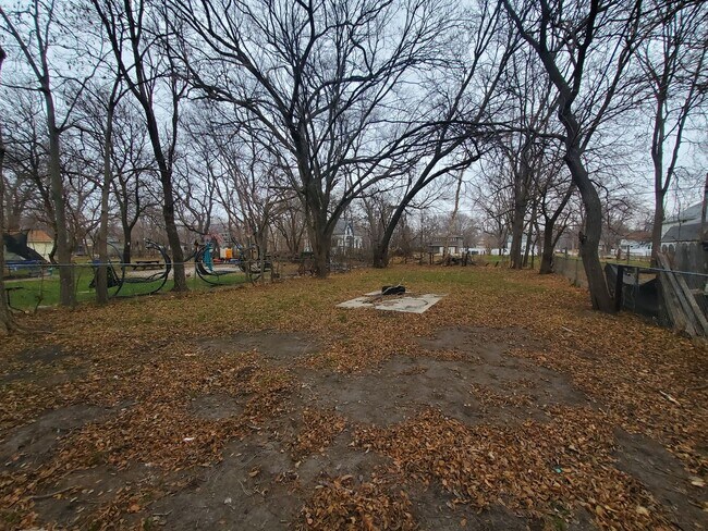 Building Photo - FOR RENT- 327 Webster- HUGE yard- pets ok!