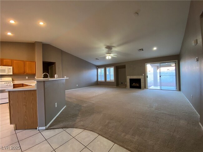 Building Photo - 556 Green Gables Ave