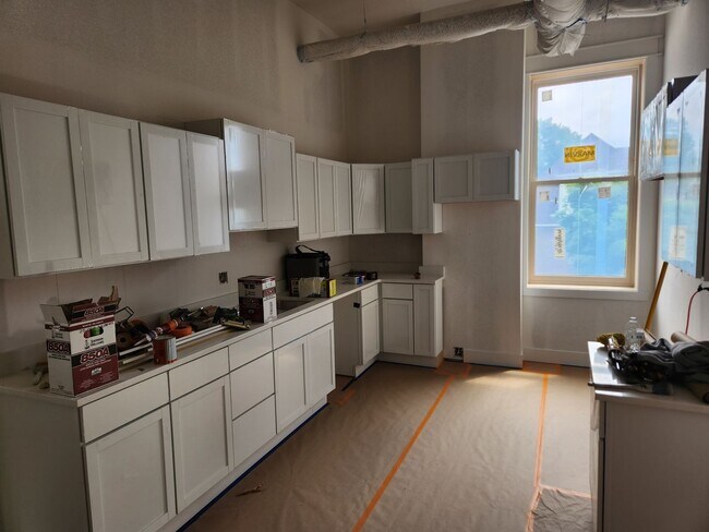Building Photo - Beautifully remodeled 2 Bed + office apart...