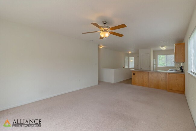 Building Photo - Balcony & Walkout Basement!