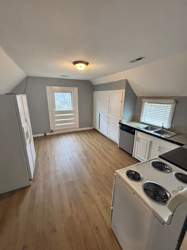 Building Photo - 2337 E 5th Ave