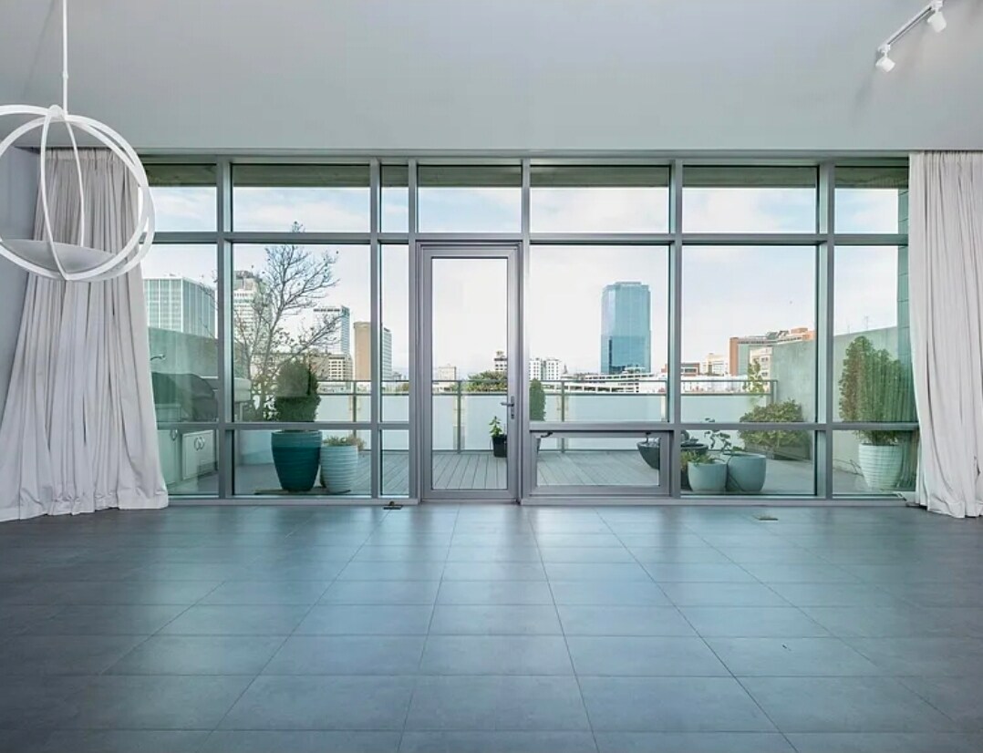 Building Photo - 300 E 3rd St