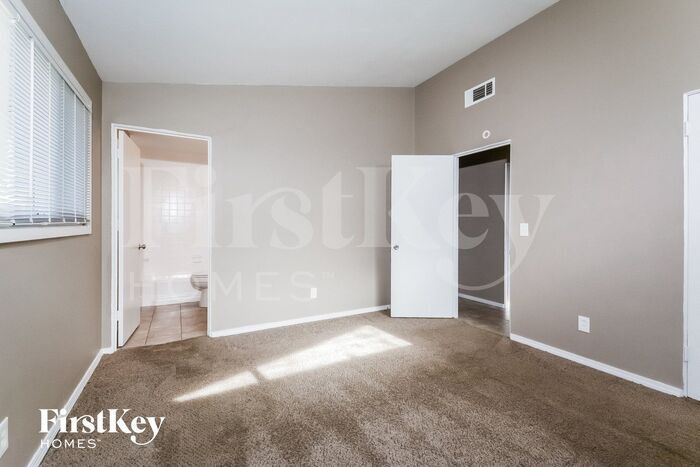 Building Photo - 2405 Brook Dr