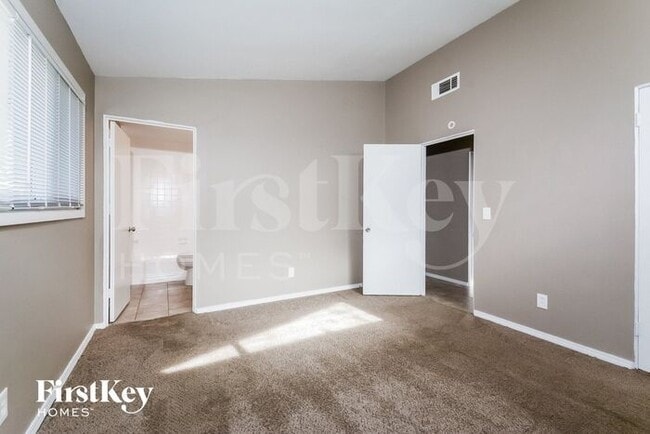 Building Photo - 2405 Brook Dr