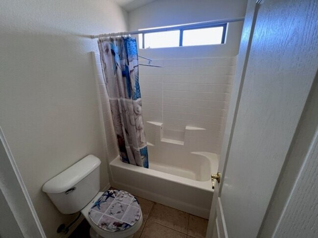 Building Photo - 3 Bedroom 2 bath Home Boat Deep Garage and RV parking Near Safeway