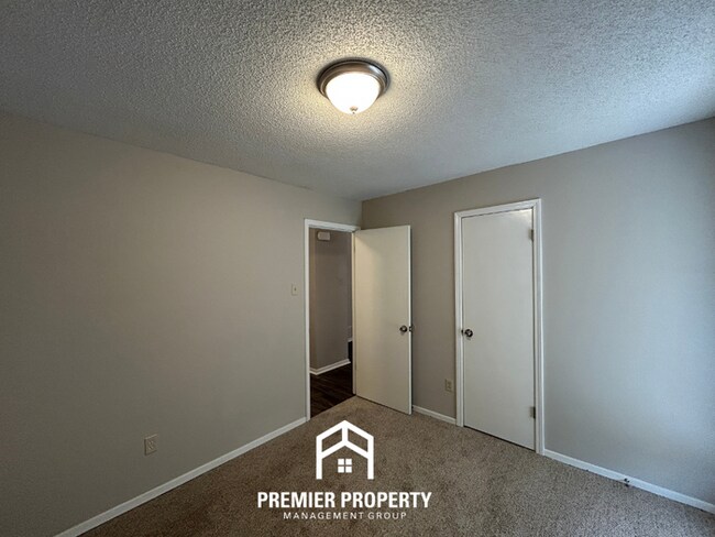 Building Photo - 3BR/2BA Home w/ Vaulted Ceilings, Brick Fireplace & 2-Car Garage in Memphis