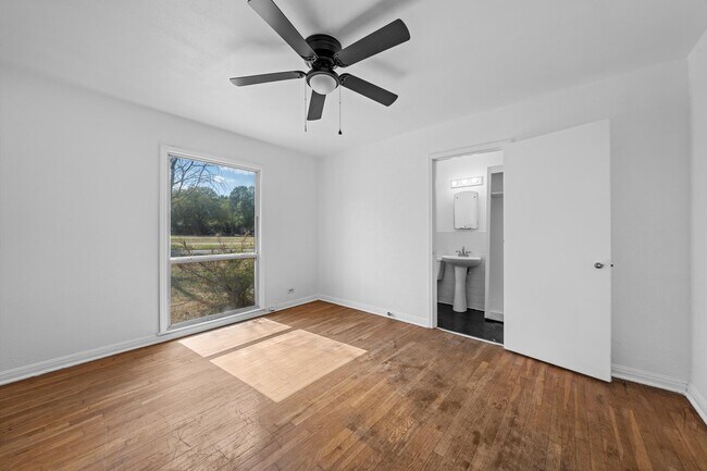 Building Photo - 3025 Mitchell Ave