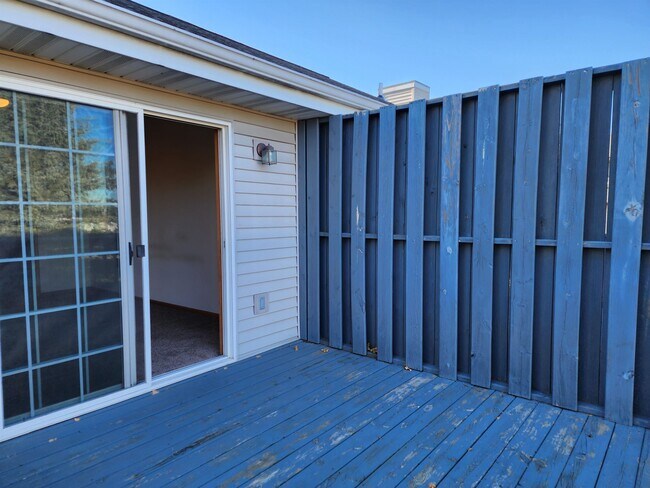 Building Photo - 3076 Selkirk Dr