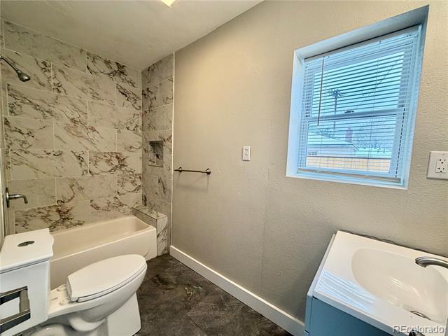 Building Photo - 988 Yates St