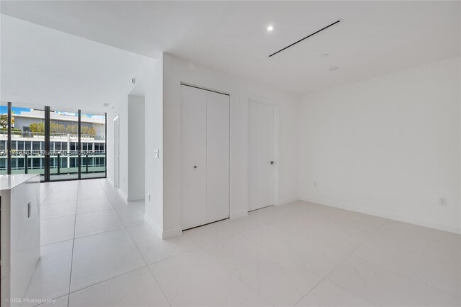 Building Photo - 9901 W Bay Harbor Dr