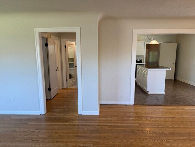 Building Photo - Large updated 2 bedroom 1 bathroom house in Springfield!