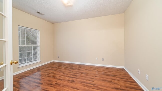 Building Photo - 220 Park Stone Dr