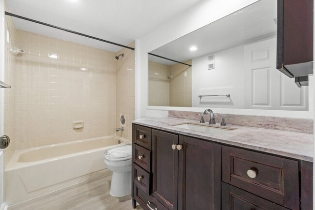 Building Photo - Spacious 2BR/2BA Condo at Whitehall - West Palm Beach