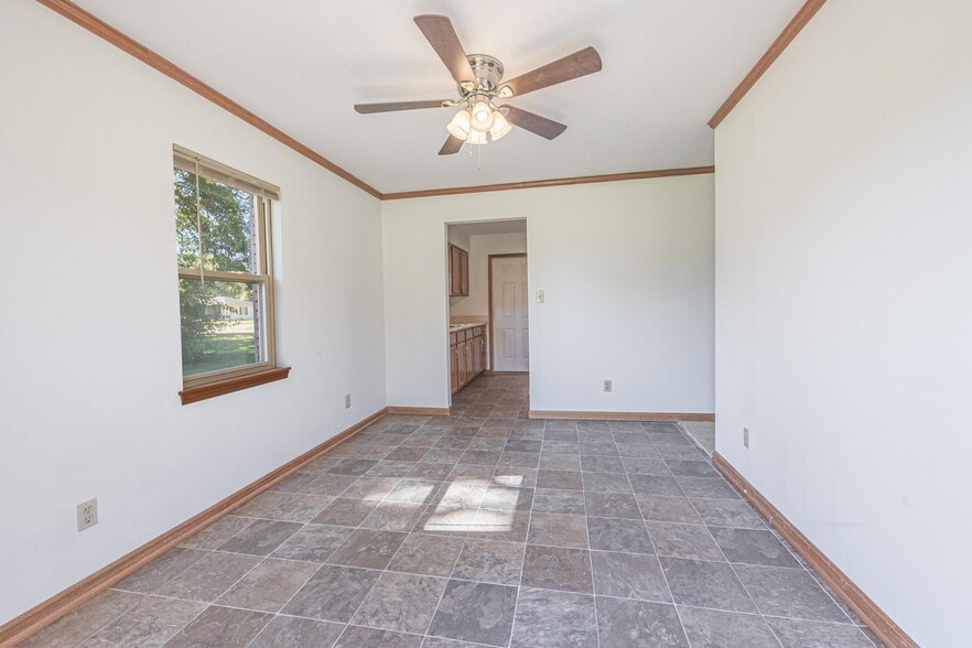 Building Photo - 10896 Oak Blvd