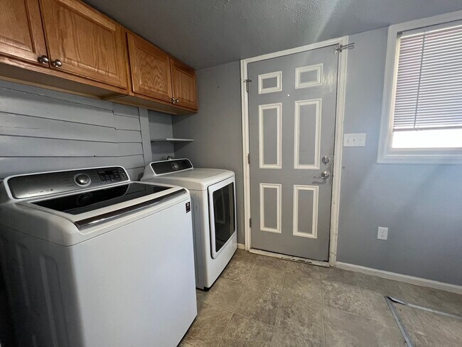 Building Photo - Historic Home Close to Downtown Loveland!