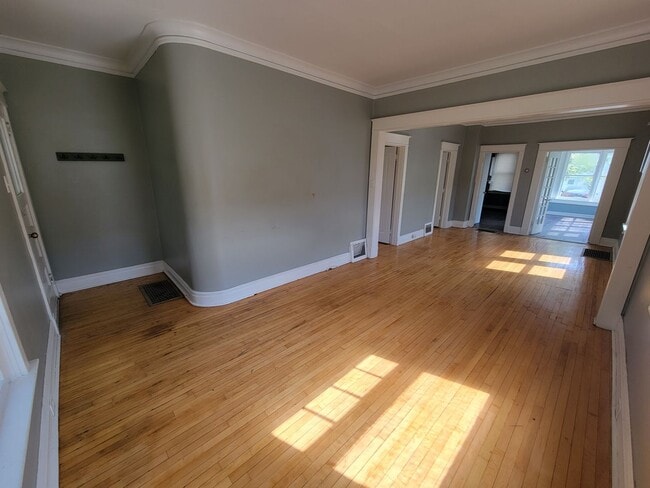 Building Photo - AVAILABLE AUGUST - 2 BED 1 BATH