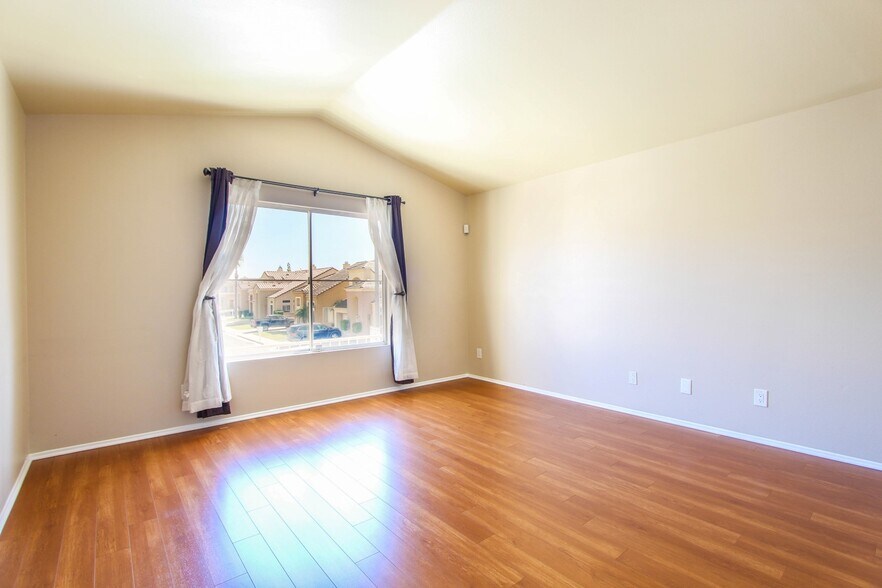 Building Photo - 655 Roscoe St