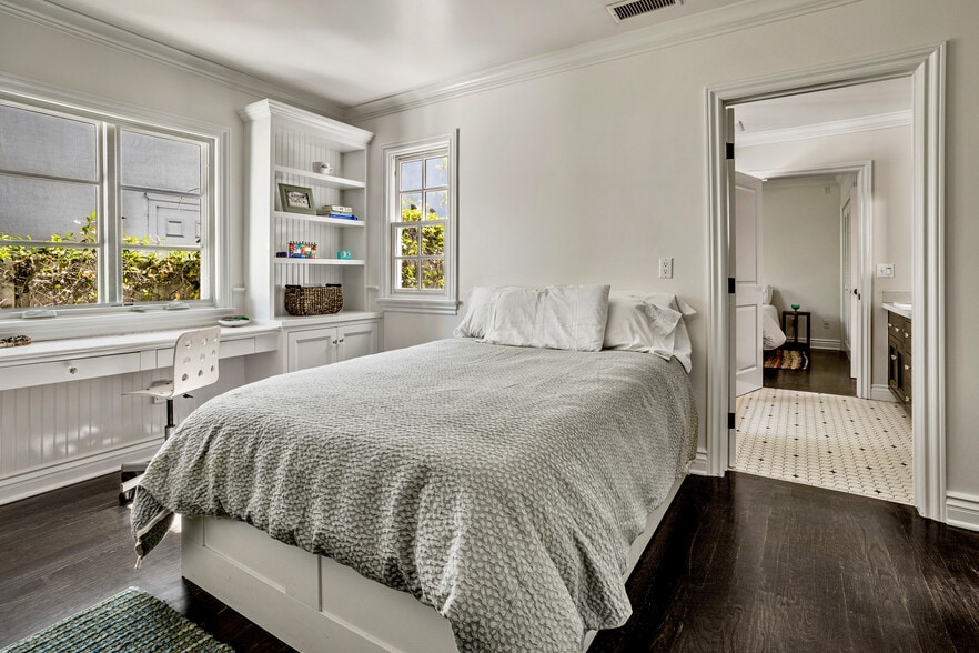 Building Photo - 4537 Agnes Ave