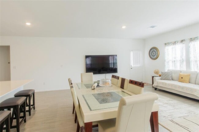 Building Photo - 1404 Aquilla Dr