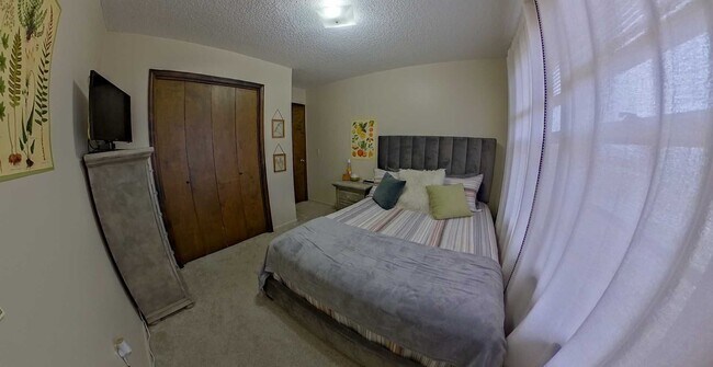 Building Photo - 3D Tour Available - Conveniently Located + Off-Street Parking! Sorry, no laundry hookups. Availab...