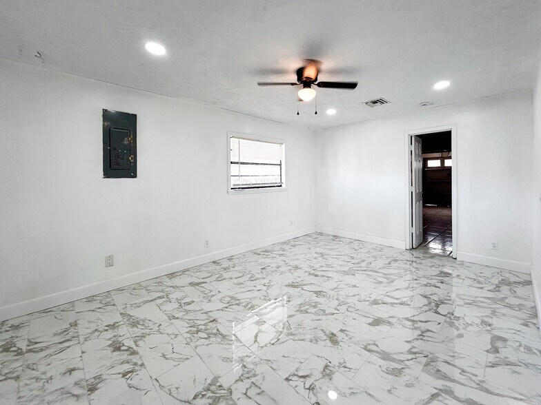 Building Photo - 325 NW Rebecca Ave