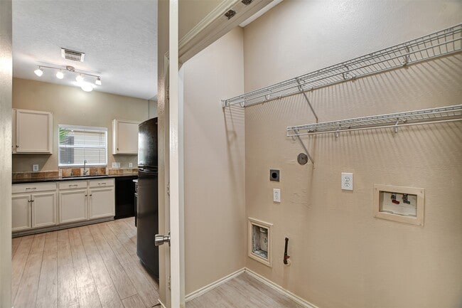 Building Photo - 23624 Wildwood Green Way