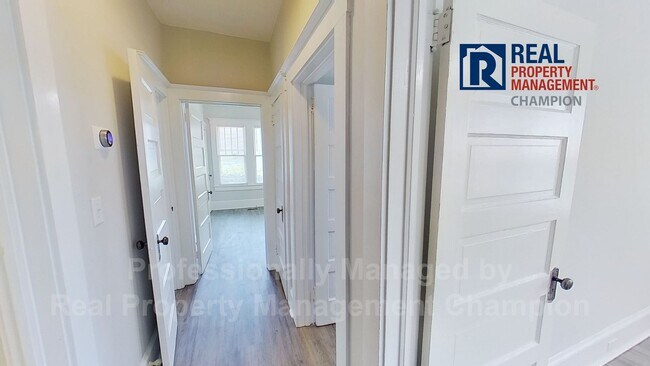 Building Photo - Charming 3 BD/1 BA Home with Fresh Updates...