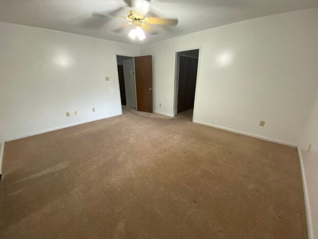 Building Photo - 612 Independence Dr