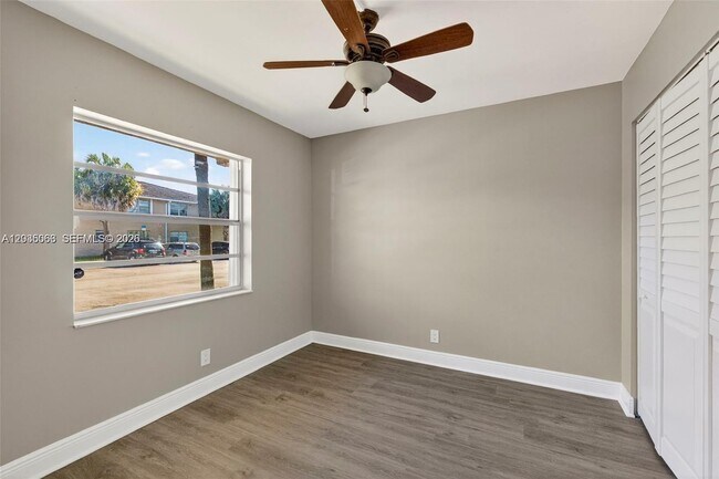 Building Photo - 908 Twin Lakes Dr