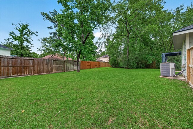 Building Photo - 10 Druids Glen Pl