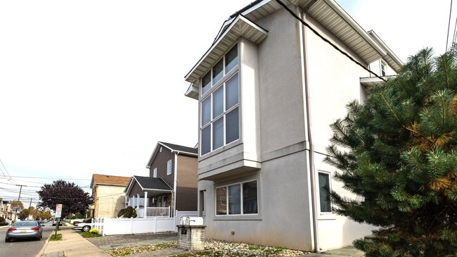 Building Photo - 770 6th St
