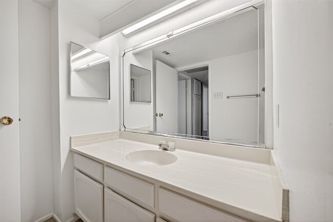 Building Photo - 1106 E Red Cedar Cir