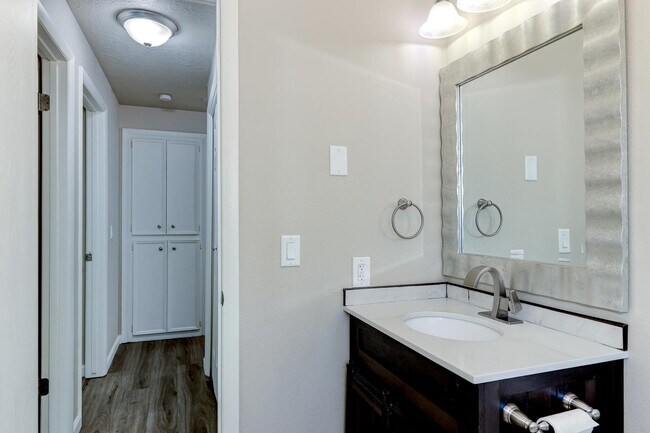 Building Photo - Beautifully Renovated 2 Bed, 1 Bath Townhouse – Available July 1st!