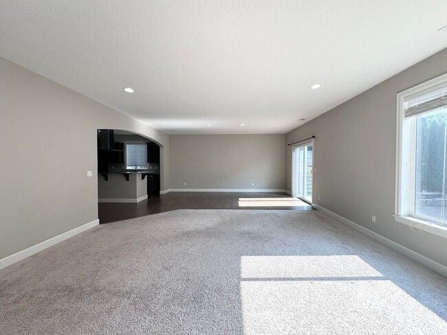 Building Photo - Stunning Modern 5 Bed 3 Bath Home in North...