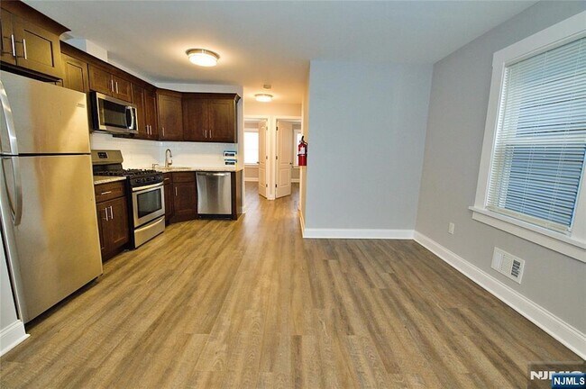 Building Photo - 116 Maple Ave