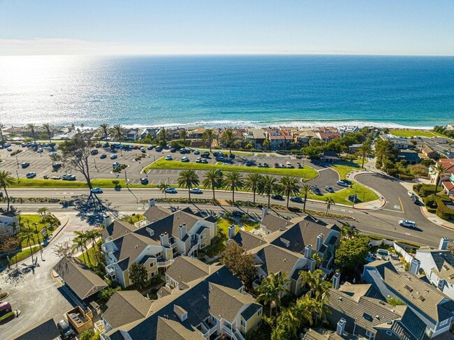 Building Photo - Remodeled 2 Bed, 2 Bath Condo with Ocean V...