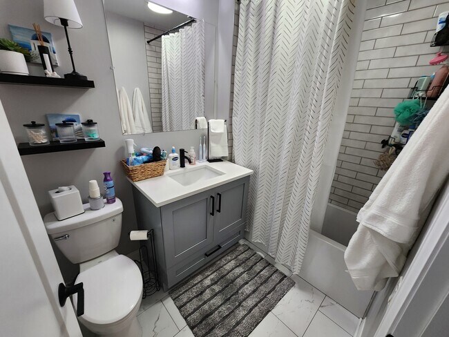 Building Photo - 400 N La Salle Dr