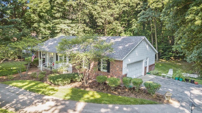 Building Photo - Beautiful 3BD/2.5BA Ranch in Park-like Set...