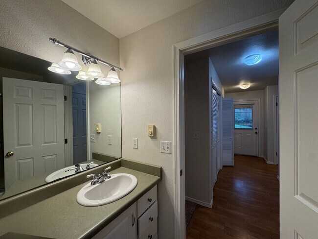 Building Photo - Home Sweet Home! 2 bedroom in Gig Harbor!