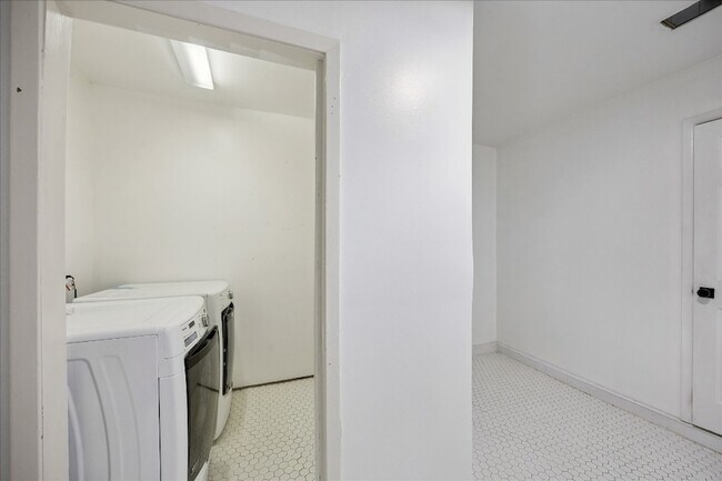 Building Photo - 1136 Oak Tree Dr