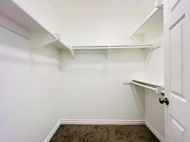 Building Photo - Beautifully Vista Upgraded Upstairs Corner Condo