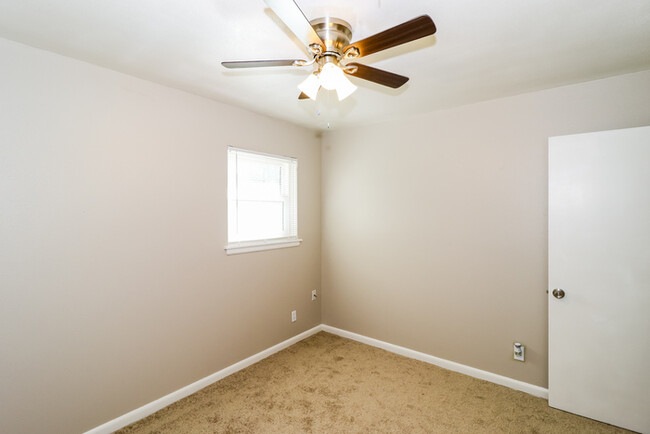 Building Photo - 9811 Temple Dr