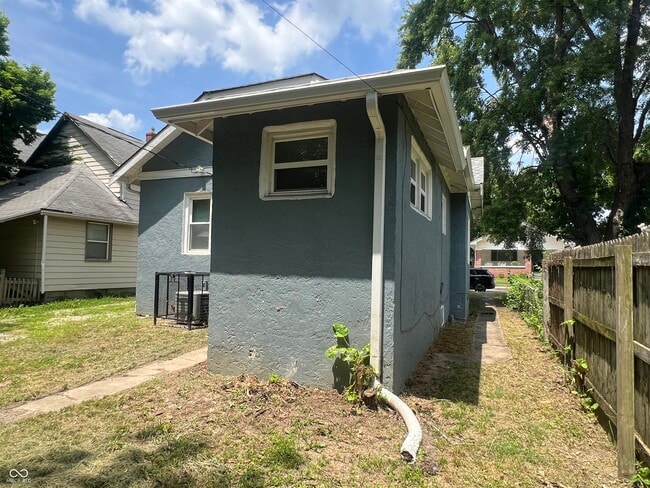 Building Photo - 411 W 39th St